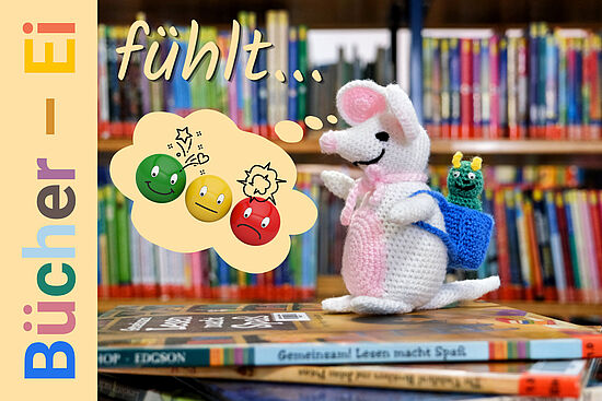 Bücher-Ei fühlt seinen Körper